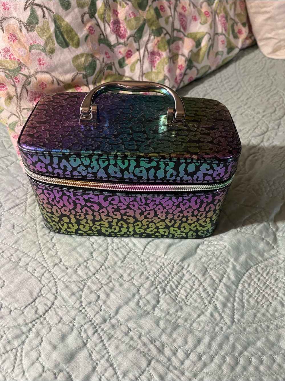 SMALL TRAIN CASE WITH MAKE UP INSIDE